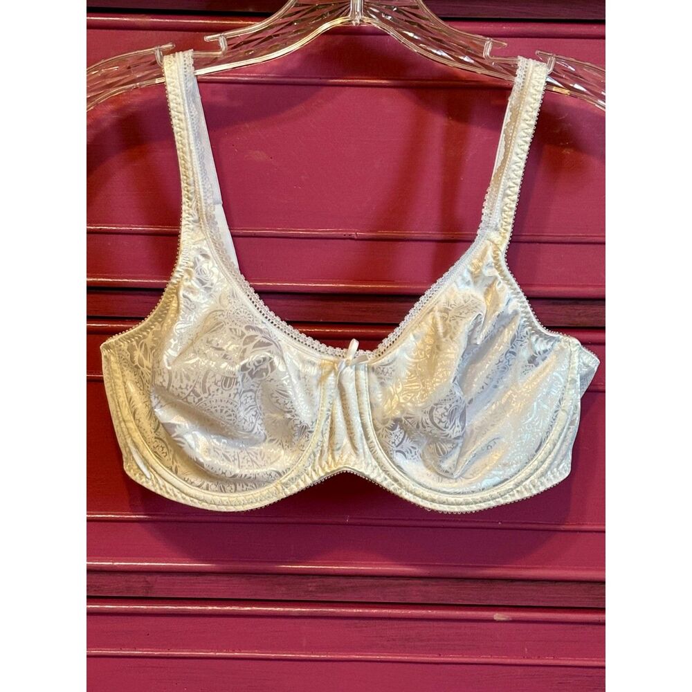 Bali 40B Bright White Embossed Underwire Stretchy Band Soft-Lined Pad Cup Bra